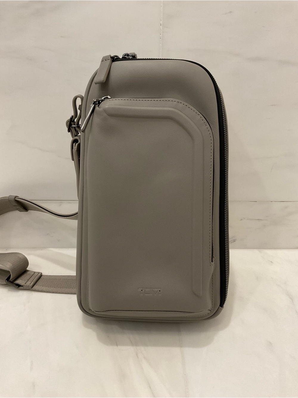 Tumi Harrison GREGORY 12” Leather Sling Crossbody Bag - LIMESTONE❗